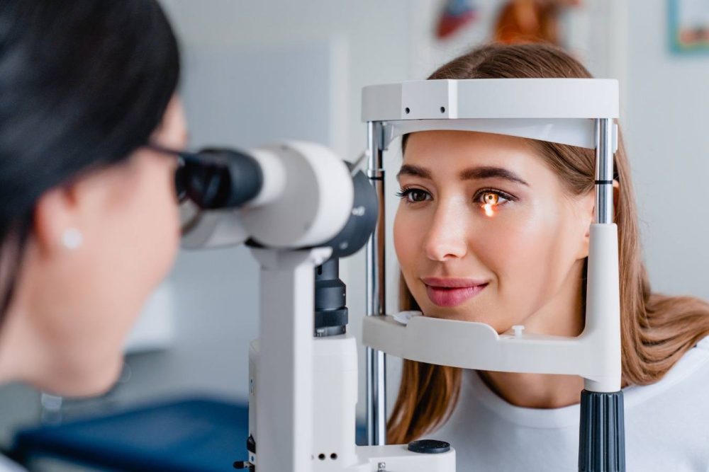 eye-doctor-with-female-patient-during-an-examination-in-modern-clinic-picture-id1189362136_1
